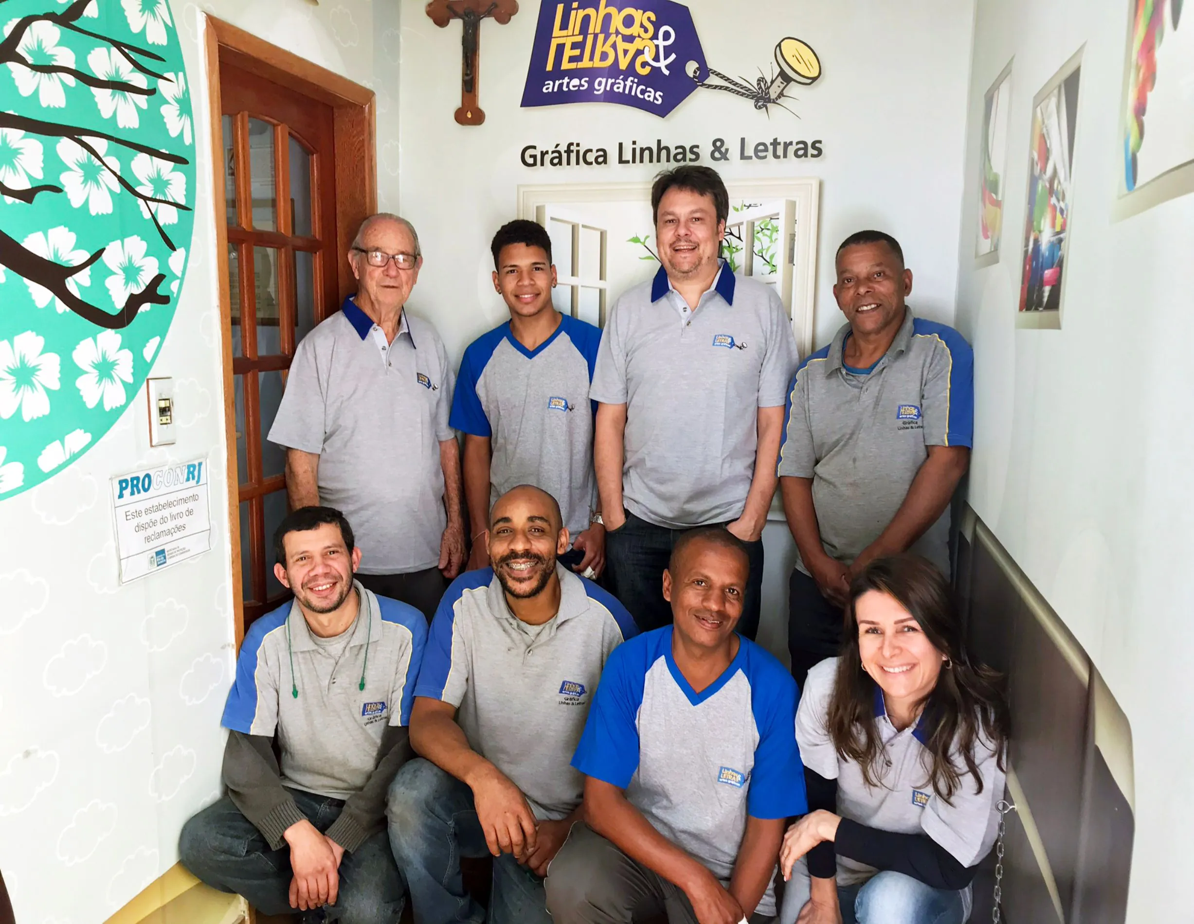 Equipe da Gráfica Linhas e Letras reunida na empresa